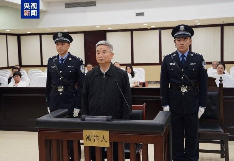 受贿8451万 中国农业银行原副行长楼文龙一审被判无期