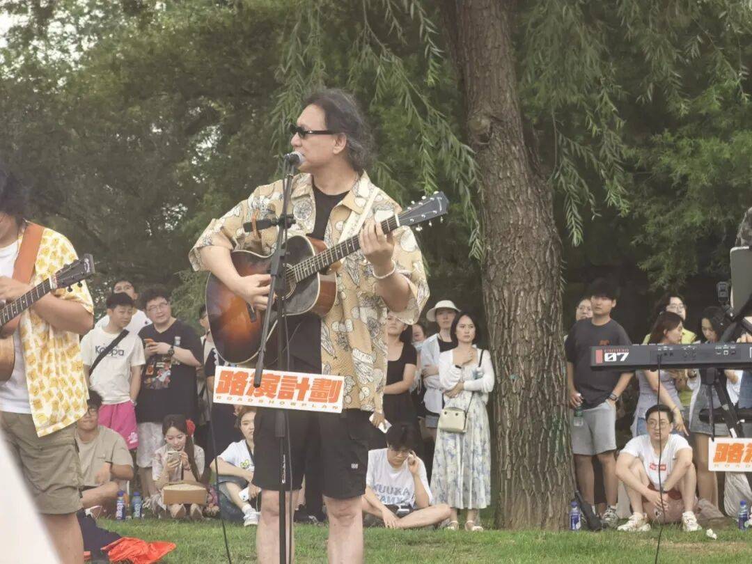 北京最chill的年轻人都在公园“野唱”