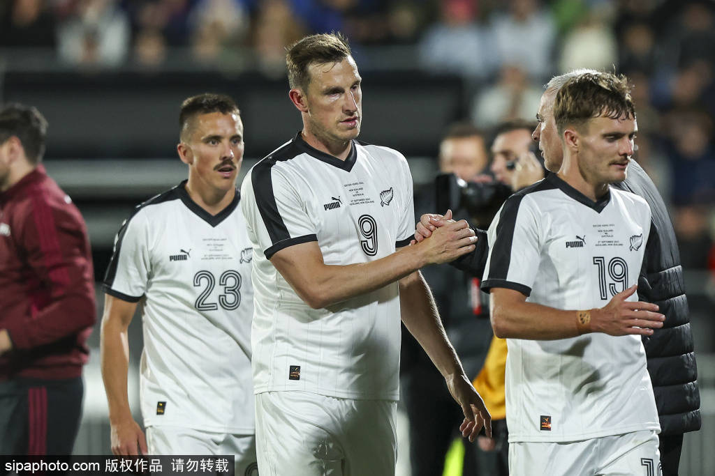 亚预赛离奇一幕:最后3分钟,澳大利亚球员颠起了球,根本不想赢中国队,着急跟裁判握手