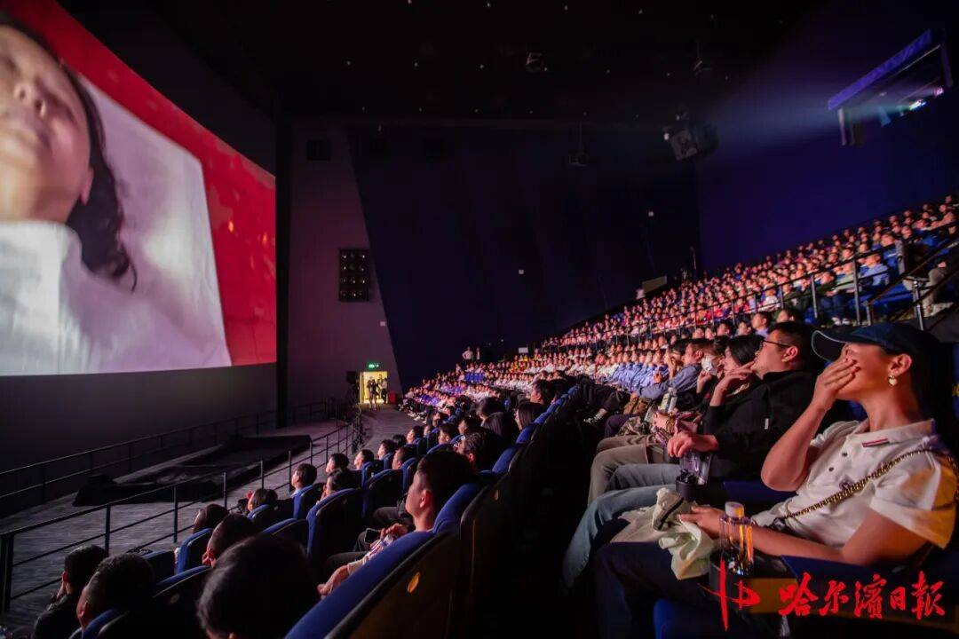 首日，破亿！观众掩面，导演泣不成声……