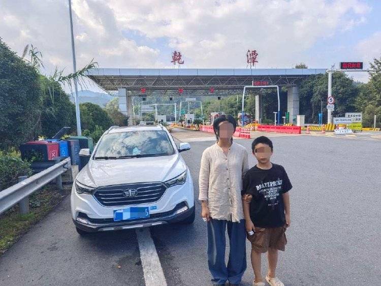 离谱!妈妈让儿子高速下车路边方便,解决完后跟随车流跑回来找她