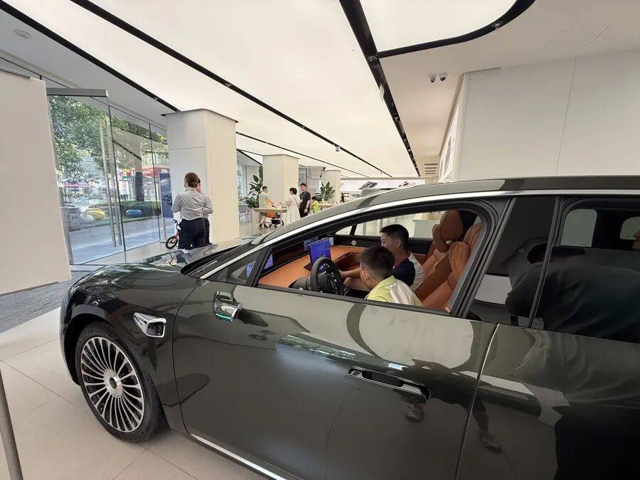 新疆喀什客人来沪旅游,顺便订了辆特斯拉