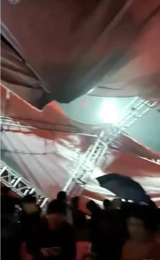 广东揭阳一戏台观众区雨篷积水突然倒塌,观众、演员急忙躲避,当地回应:正在核查处理