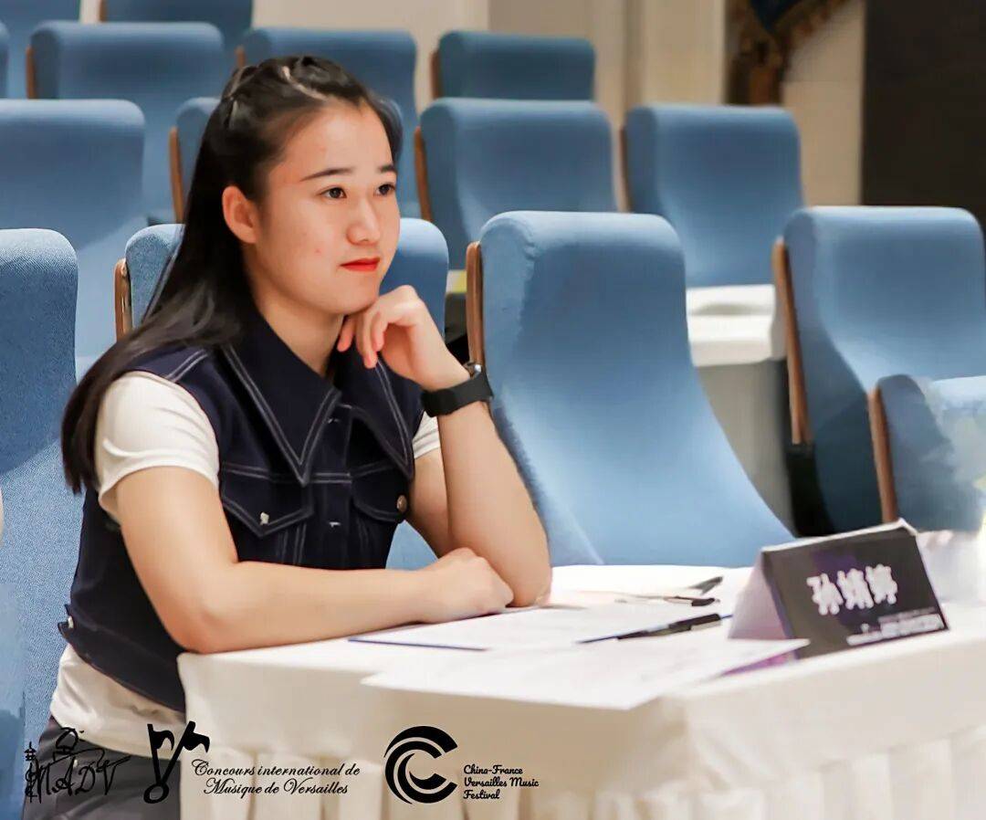 “旋转跳跃,我闭着眼”,下班后选择狂舞的年轻职场人