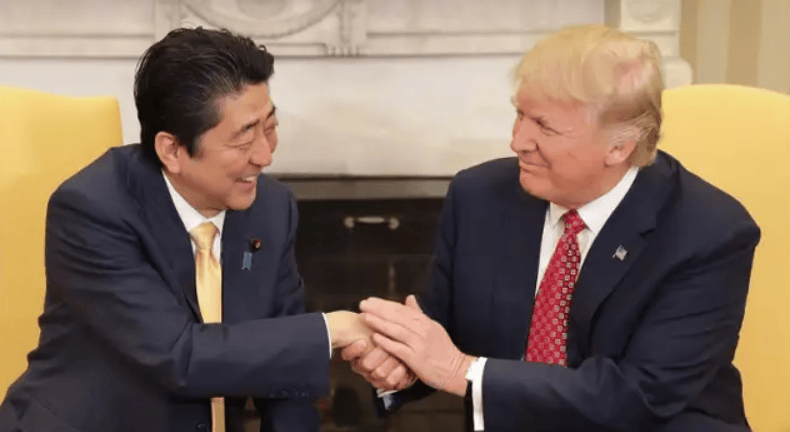 在美国面前极其卑微，面对中国非常强硬