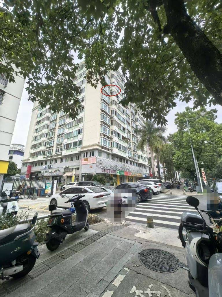 深圳一高楼空调外机支架脱落有坠落风险,楼下是小学校门和饭馆,社区:已完成整改