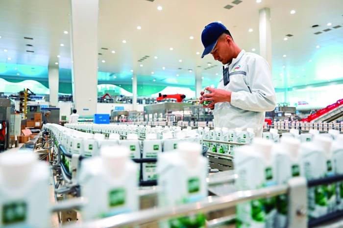 不仅熬过低谷 还要“创”出未来——伊利900亿元营收背后的“抗周期”启示