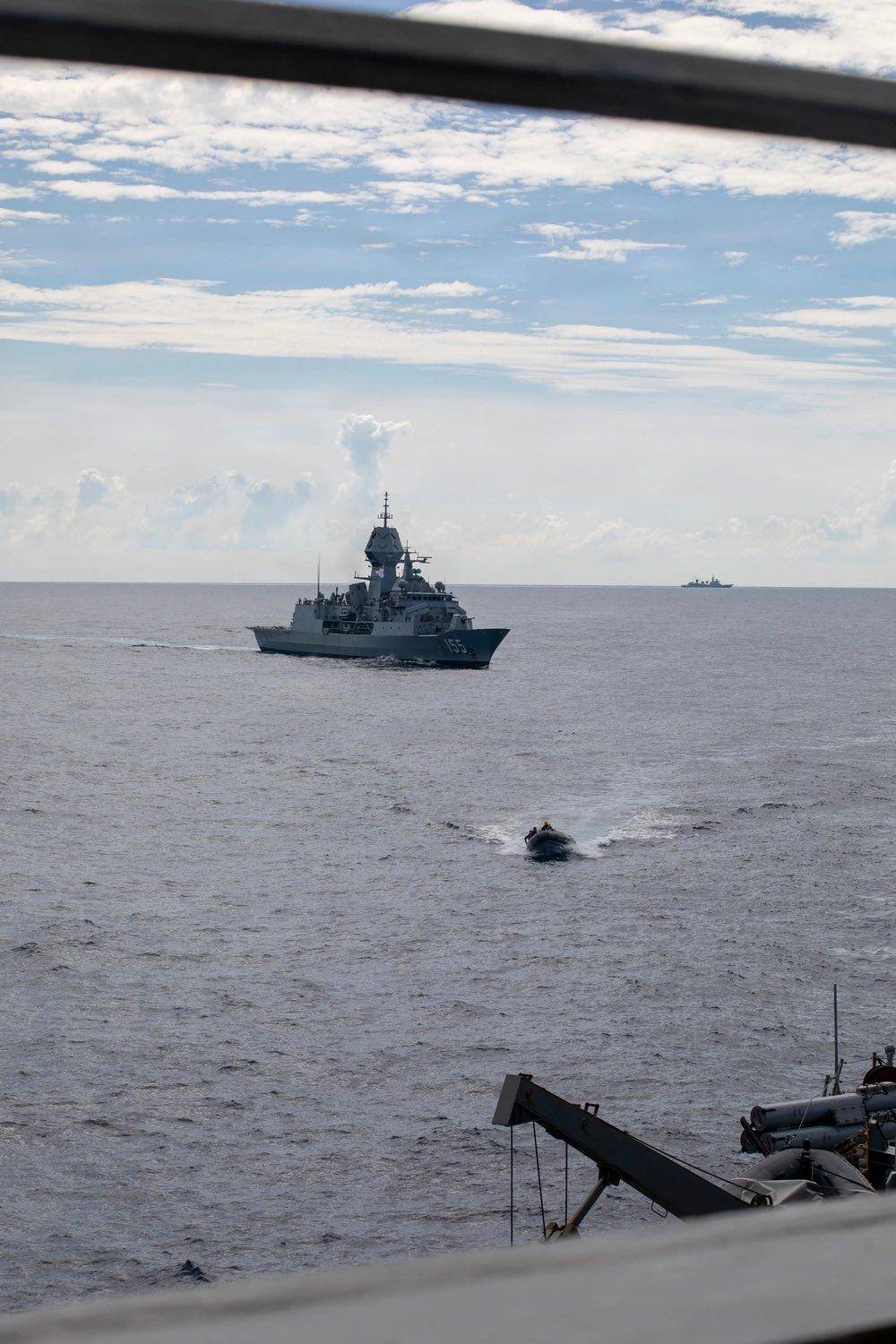 美军再度遭遇耻辱时刻：中国海军6艘战舰包围，815舰插入南海演习