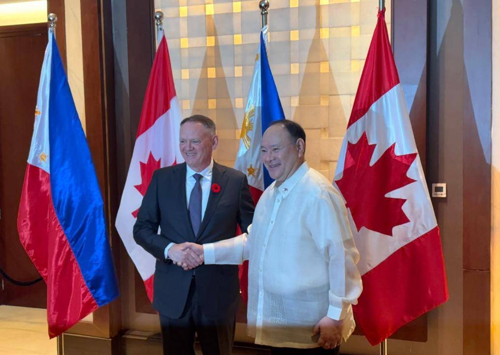 美军再度遭遇耻辱时刻：中国海军6艘战舰包围，815舰插入南海演习