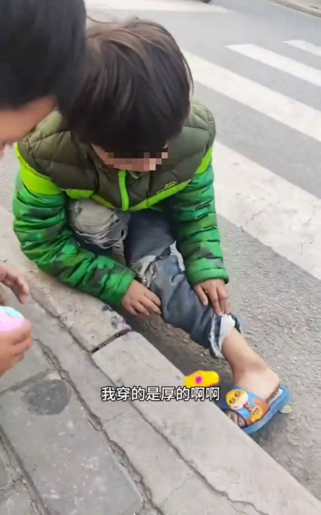 西安7岁女孩寒风中穿凉鞋路边捡吃的，父亲称妻子离世家境窘迫，民政局：已妥善安排