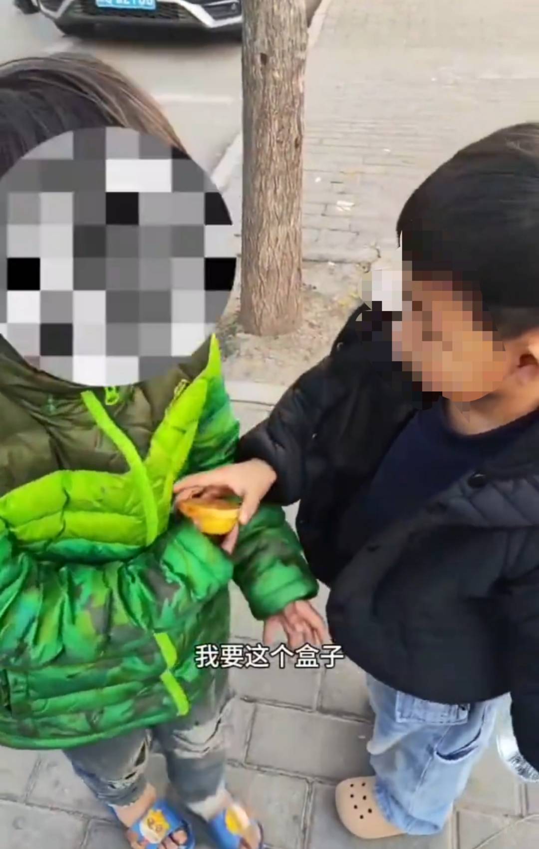 西安7岁女孩寒风中穿凉鞋路边捡吃的，父亲称妻子离世家境窘迫，民政局：已妥善安排