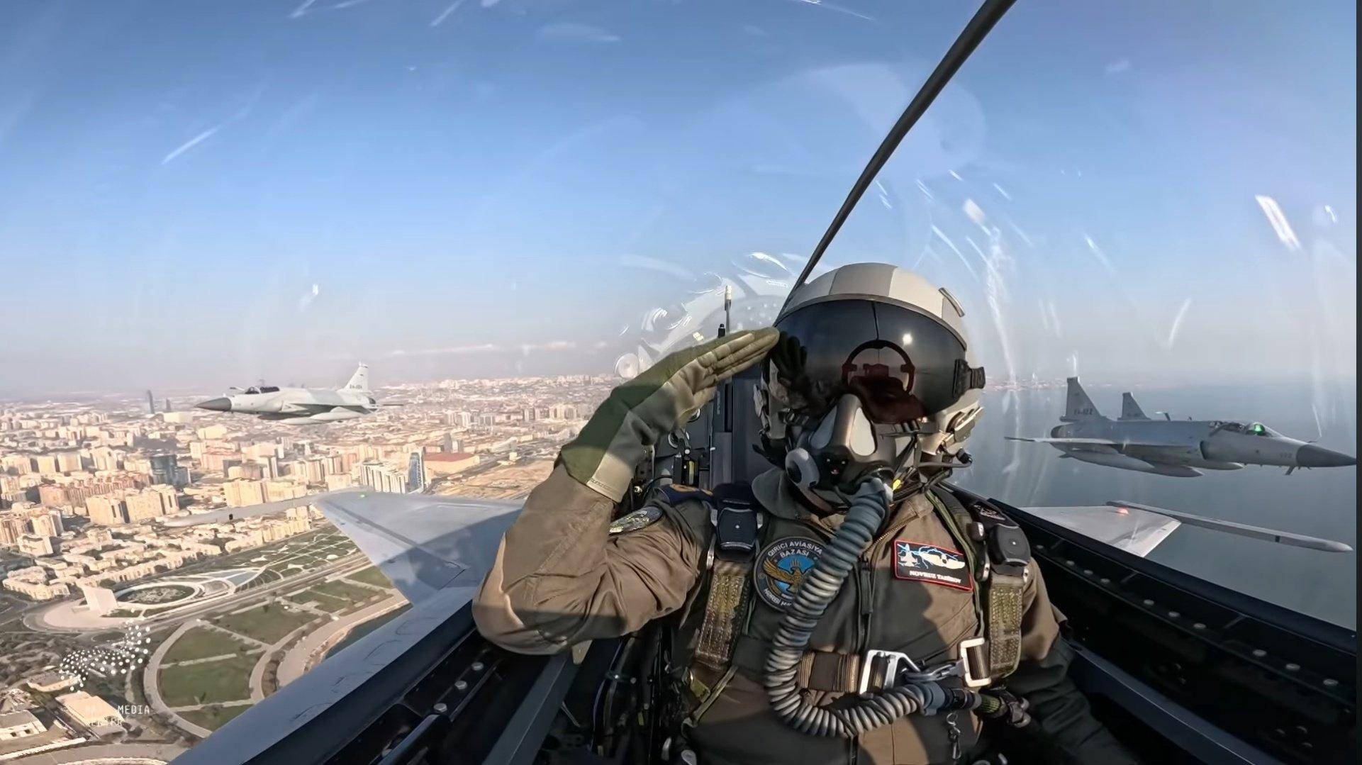 反转再反转，终于实锤！阿塞拜疆官宣装备5架枭龙，吊打所有邻国