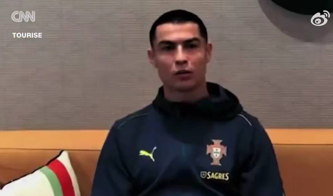 特朗普举办白宫晚宴，特意留步拍马斯克肚子打招呼，并大夸赴宴的C罗