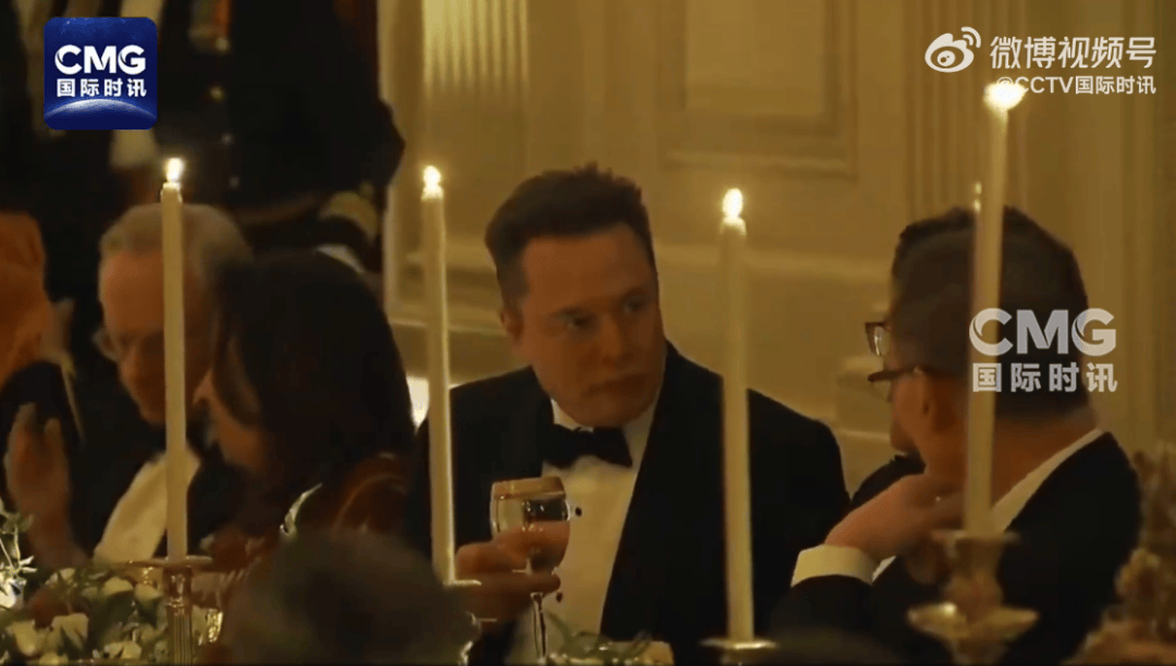 特朗普举办白宫晚宴，特意留步拍马斯克肚子打招呼，并大夸赴宴的C罗