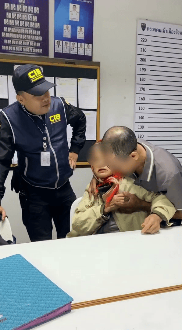 泰国女子涉嫌贩毒被抓，竟在警察面前上演“鬼上身”